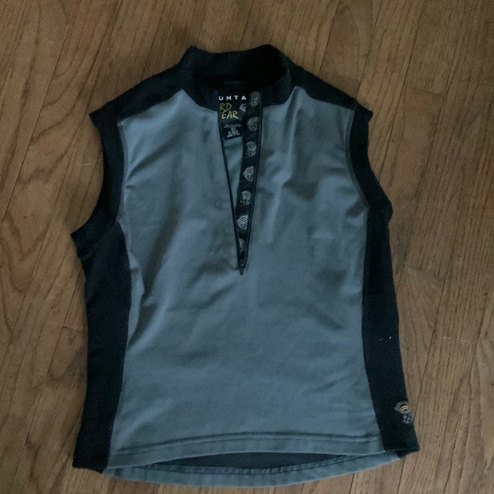 Vintage Sage green and black sleeveless top by mountain hardwear sz 10